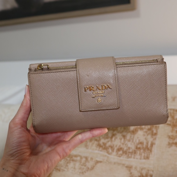 Prada wallet - Picture 1 of 6